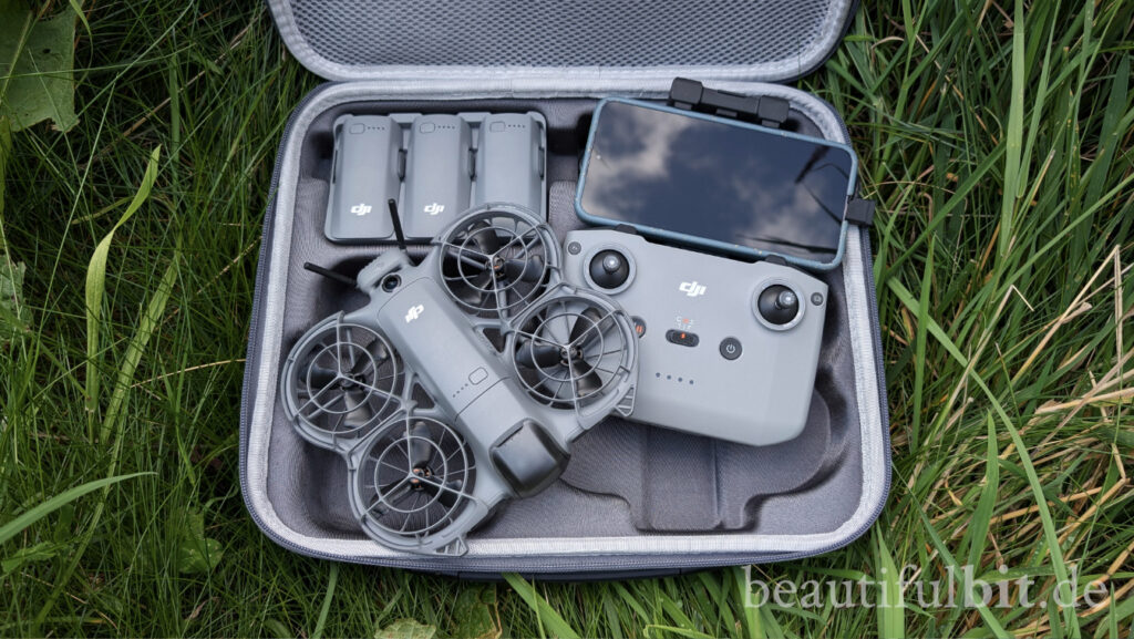 DJI Neo 2 im Koffer auf der Wiese