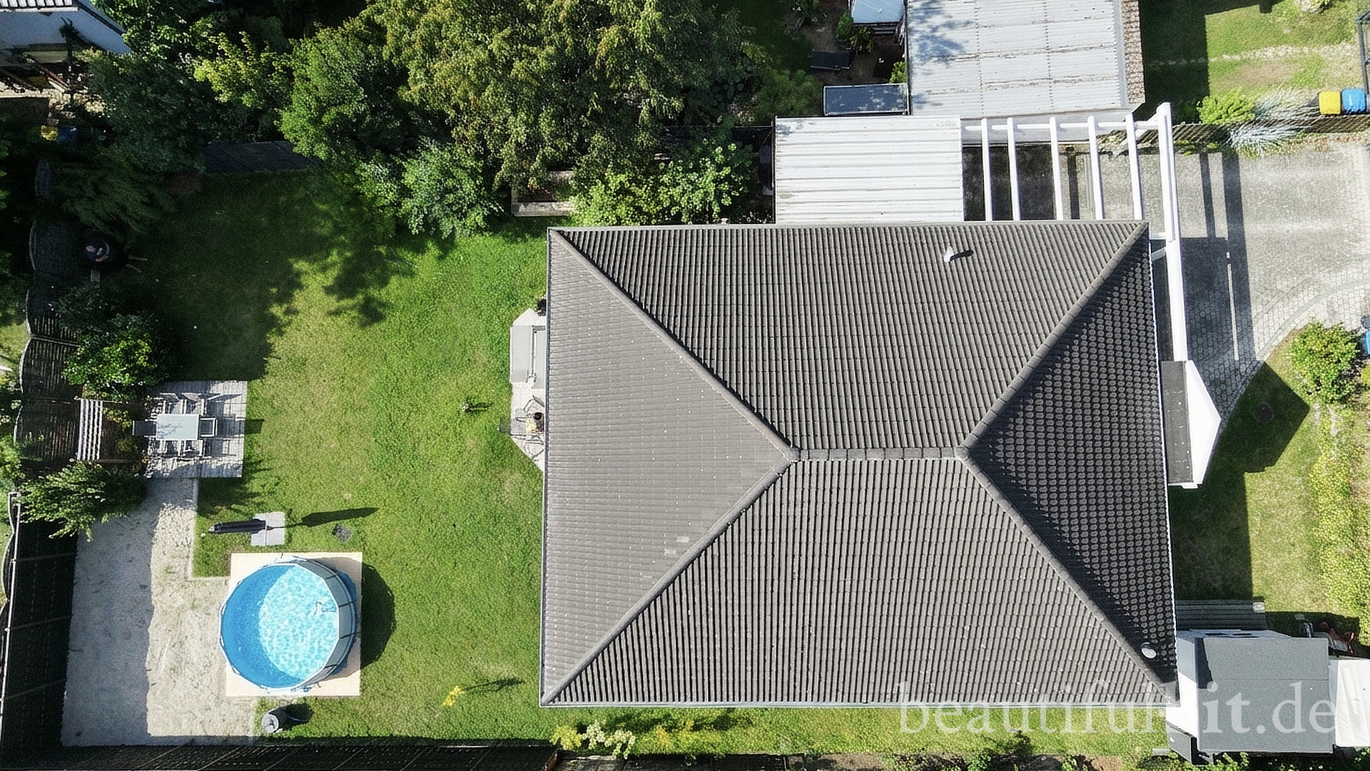 Haus mit Garten und Pool draufsicht